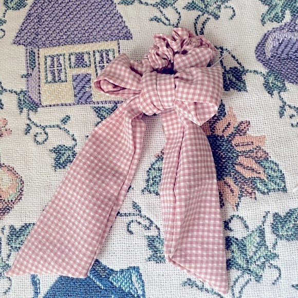 NEW URBAN OUTFITTERS PINK GINGHAM BOW SCRUNCHIE - Picture 1 of 5